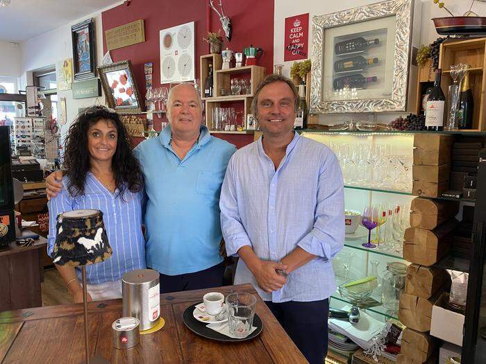 Stefan Maiwald mit Claudia Spangaro und Walter Brader, die ihn im Urlaub mit Kaffee und Neuigkeiten versorgen