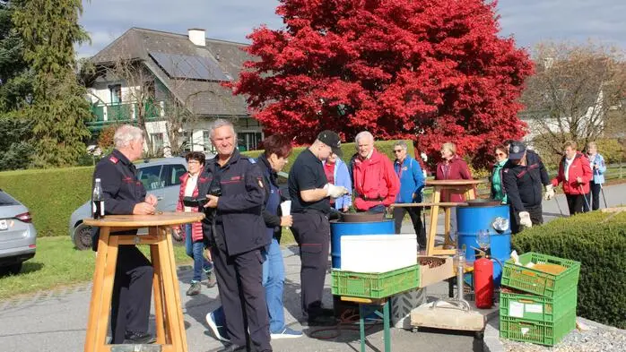 HBI Johann Pirstinger lud gemeinsam mit den Kameradinnen und Kameraden der Freiwilligen Feuerwehr Hallersdorf wieder zum traditionellen Herbstfest im Bereich des Rüsthauses ein.