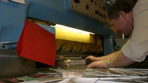 Reine Handarbeit und profundes  Wissen zeichnen die Schlossbuchbinderei aus