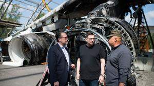 Außenminister Schallenberg (l.) besichtigte den Flughafen Hostomel bei Kiew. 
