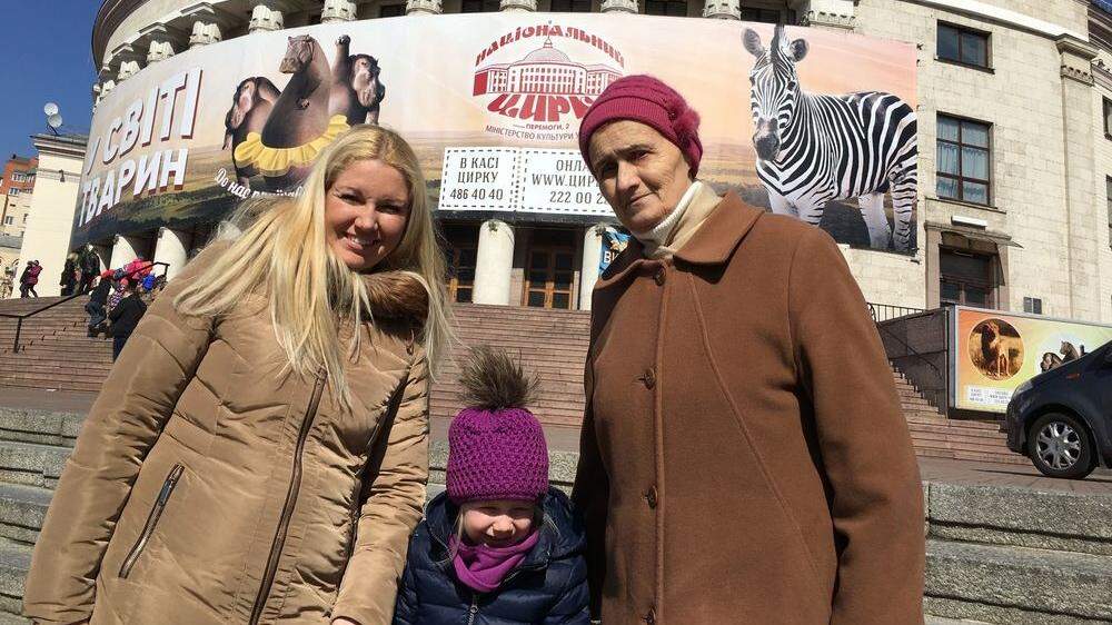 Die aus der Ukraine stammende Klagenfurterin Alessia Sasina (links) besuchte 2018 gemeinsam mit ihrer Tochter ihre Oma (damals 80) in Kiew
