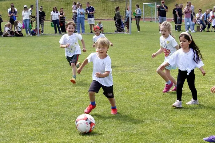  Zuvor jagten die Kids beim Spiel der Kindergärten Fürstenfeld dem runden Leder nach. 