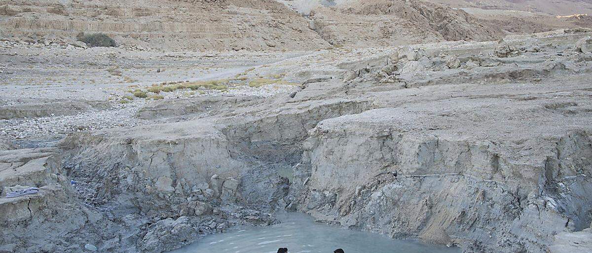 Israeli baden in einer heißen Quelle in der Nähe von Ein Gedi
