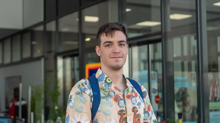 Ich weiß, dass ich die Maske im Bus und in den Supermärkten eigentlich nicht mehr tragen müsste, aber ich werde sie in den nächsten Tagen und Wochen trotzdem noch tragen, weil sie mich nicht wirklich stört. Obwohl die Infektionszahlen derzeit niedrig sind, denke ich, dass das Tragen von Masken weiterhin hilft, die Zahlen niedrig zu halten. Ich kann auf jeden Fall verstehen, dass sich die Angestellten in Supermärkten freuen, dass sie keine Masken mehr tragen müssen. Wenn ich für fünf Minuten in einen Supermarkt gehe, dann ist die Maske für mich kein großes Problem, aber es ist natürlich etwas anderes, wenn man die Maske acht Stunden lange tragen muss. 