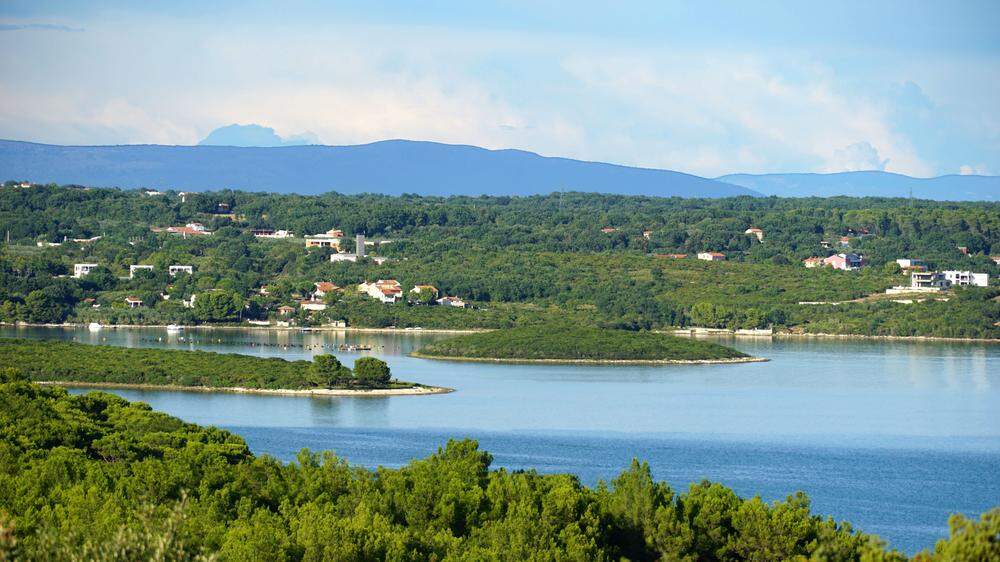 Die Bucht von Šćuza bei Premantura, ein Natura-2000-Schutzgebiet, ist verunreinigt