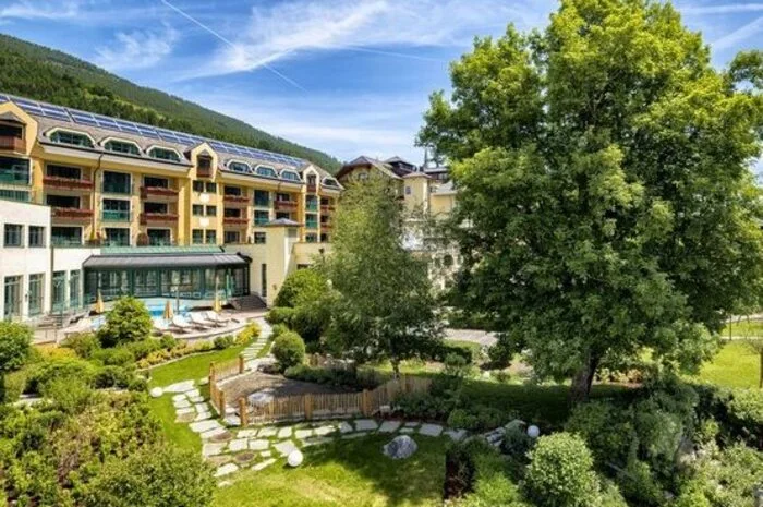 Für viele Väter ist gemeinsame Zeit mit der Familie die größte Entspannung. Der Eggerwirt in Salzburg verfügt über Spielplatz, Krabbelstube, Kindermenü und Wellness für Kinder. Für die allerkleinsten Gäste stehen zudem Gitterbett, Wickelauflage, Flaschenwärmer und Babyphone bereit. Falls die Eltern doch einmal eine Auszeit brauchen, übernimmt liebevoll die Kinderbetreuung. Neben dem Spa gibt es auch für Erwachsene ein umfangreiches Aktivprogramm mit Faszien- und Smovey-Training sowie geführte Wanderungen.