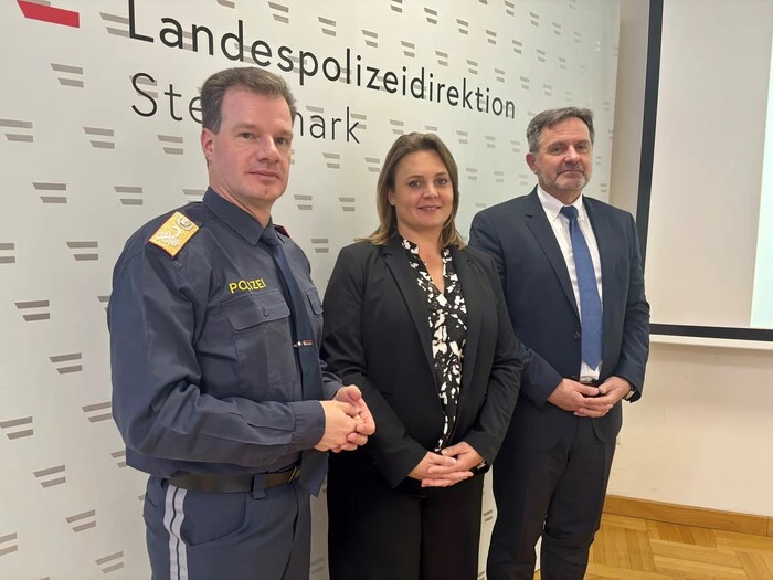 Landespolizeidirektor Gerald Ortner, Kripo-Graz-Leiterin Christine Krenn und Rene Kornberger (LKA Steiermark) präsentierten die Statistik für 2025