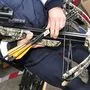 Auch eine Armbrust, wie auf diesem Archivbild, fand die Polizei