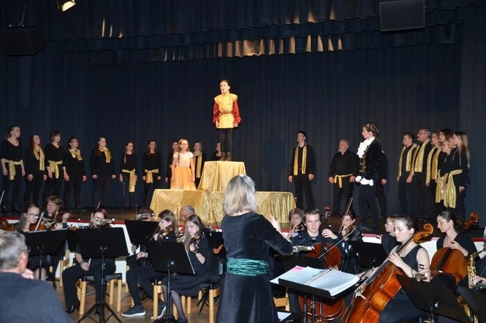 Wolfgang Fleischhacker, Direktor der Musikschule, dankte am Schluss der Aufführungen allen Mitwirkenden, vor allem aber Ertlschweiger, die das Großprojekt monatelang vorbereitete und leitete.