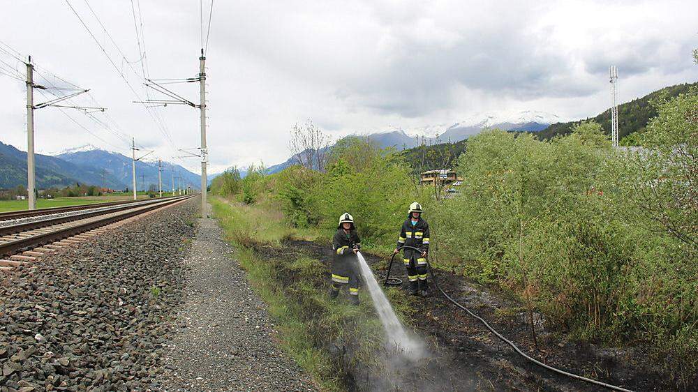 20 Feuerwehrmänner löschten den Bahndammbrannd
