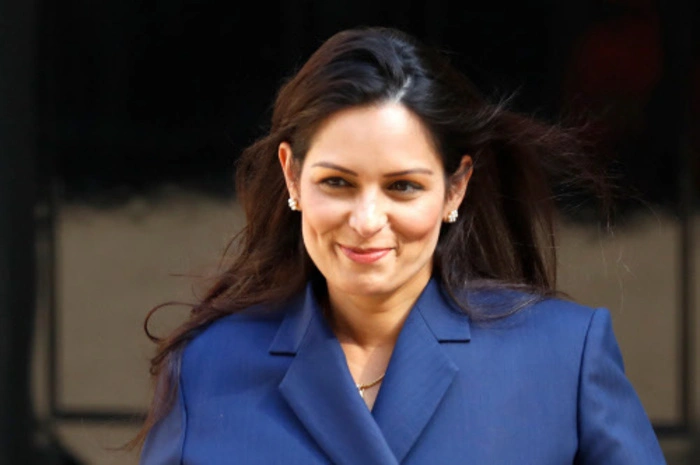 Die 47-jährige Priti Patel übernimmt von Javid das Amt der Innenministerin. Sie ist wohl eine der Umstrittensten im Kreise Johnsons. Denn zwei Jahren musste die Brexit-Hardlinerin als Entwicklungsministerin zurücktreten, da sie auf eigene Faust in Israel über den Nahostkonflikt verhandelte. Die Tochter indischstämmiger Eltern aus Uganda ist eine Gegnerin der gleichgeschlechtlichen Ehe und sprach sich für ein strengeres Asylsystem aus, außerdem befürwortete sie vor ein paar Jahren noch die Todesstrafe.