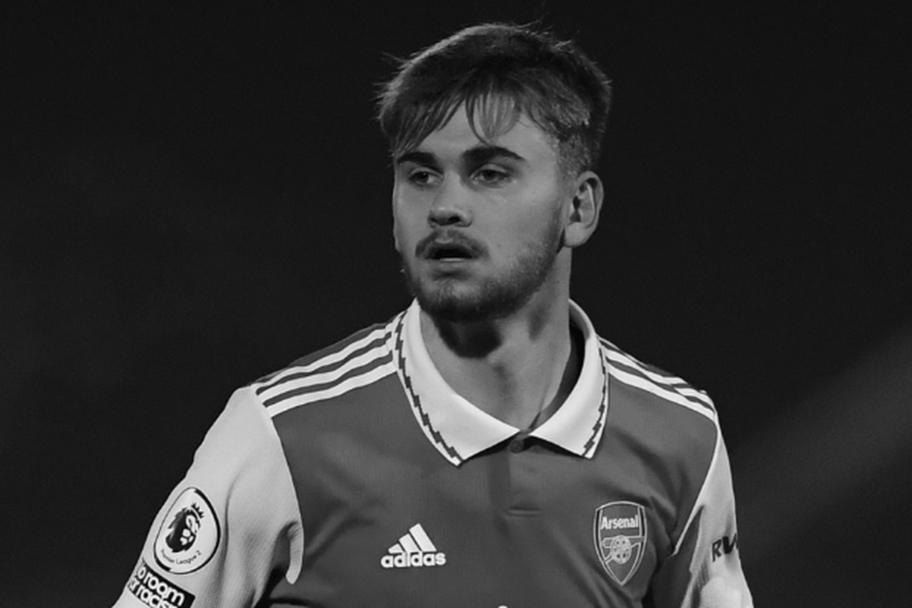 Fußball: 21-Jähriger stürzt im Spiel gegen Betonwand und stirbt