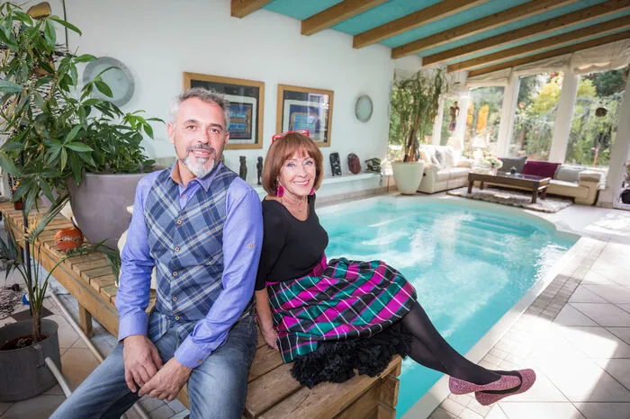 Anneliese und Wolfgang Resei am Indoor-Pool mit Thermalwasser und Gegenstromanlage.