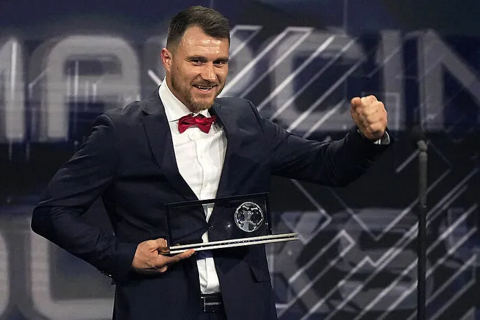 Der polnische Parakicker Marcin Oleksy erzielte das schönste Tor des Jahres - nach Meinung der Fans - und erhielt dafür den Ferenc Puskas Award. Der Posen-Spieler traf auf Krücken volley mit einem Drehschuss.