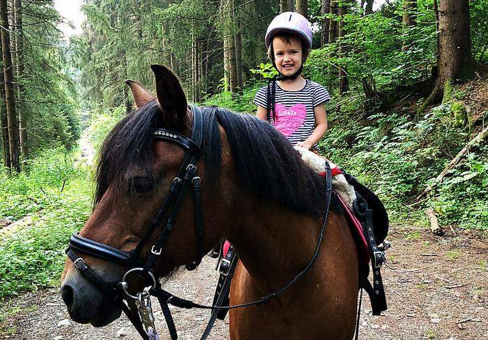 Pflichttermin für abenteuerlustige Kinder: Ponyreiten am Schilcherhof