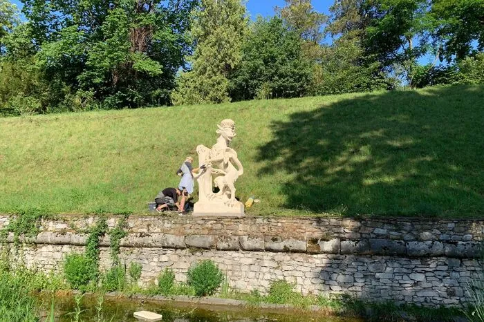 Die sechs Statuen wachen ab sofort wieder über den Schanzgraben im Stadtpark.