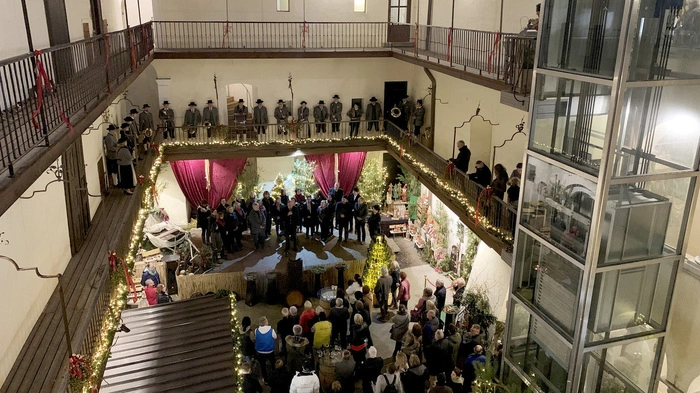 Zum sechsten Mal öffnete die größte kunsthandwerkliche Weihnachtsausstellung Österreichs ihre Pforten im romantischen Wasserschloss Burgau.