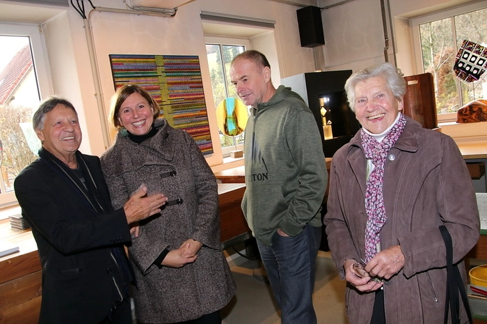 Ebenfalls zur Tradition gehört es, dass die beiden zusätzlich zu ihrer Glasmanufaktur Künstlern die Möglichkeit bieten, ihre Werke zu präsentieren. Heuer zeigen der bekannte Maler Hans Gigerl und die Keramikerin Elisabeth Raunig zeigen eine Auswahl ihres Schaffens.