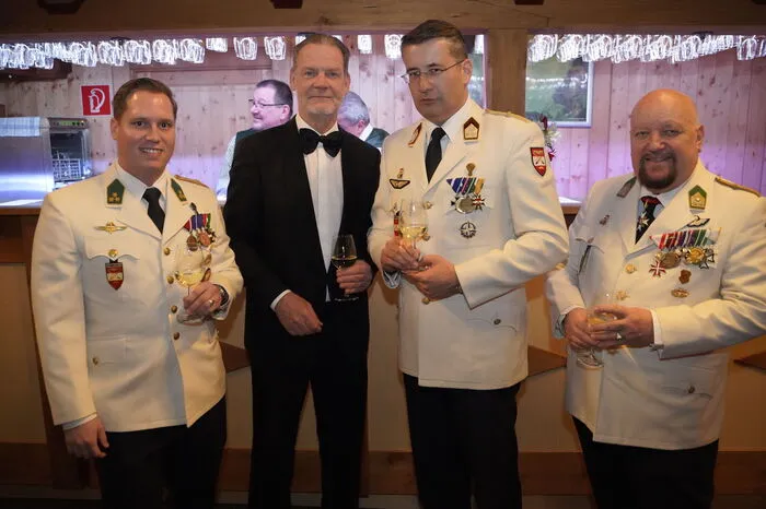 Die strahlend weißen Gesellschaftsuniformen der Soldaten prägten das Kleidungsbild. Im Bild: Marco Triller, Gerald Deutschmann, Christian Schandor und Peter Paul Pergler.