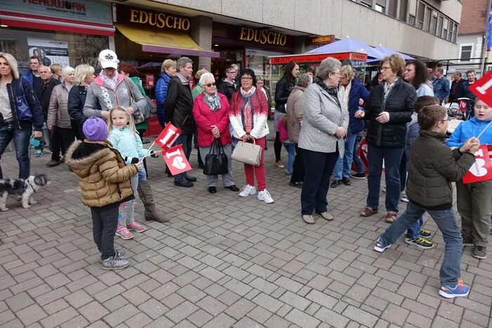 Mit "I Love Knittelfeld"-Fahnen ausgestattet warteten Hunderte Besucher am Hauptplatz auf die Läufer.
