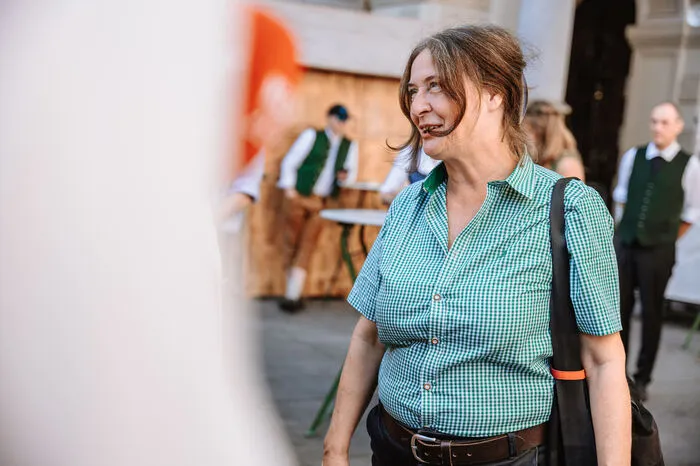 Elke Kahr war übrigens in einer grün karierten Bluse gekommen - ihr Dirndl hatte nach 20 Jahren doch nicht mehr gepasst