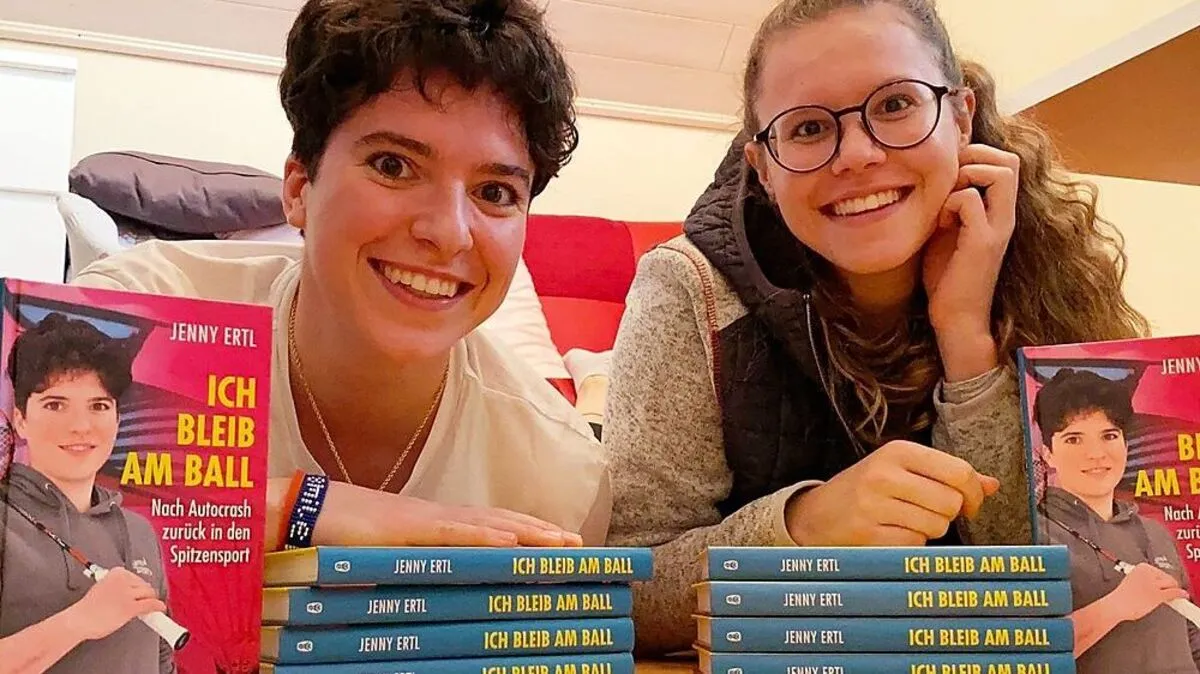 Jenny Ertl (links) und Schwester Conny präsentieren stolz die Exemplare