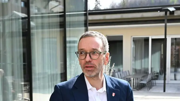 An Bundesparteiobmann Herbert Kickl und seiner FPÖ prallen Kritik und Vorwürfe ab. Die Blauen scheinen felsenfest auf Platz eins.
