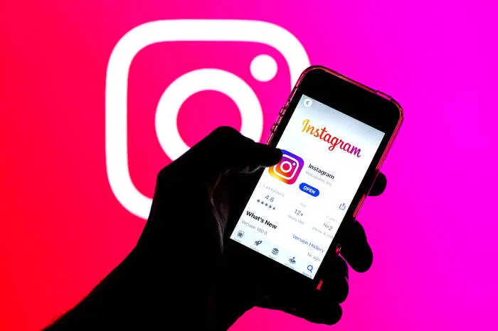 Die größte Bedrohung stellt TikTok wohl für die Facebook-Tochter Instagram dar, da beide Apps dieselbe Zielgruppe ansprechen: Teenager und Junggebliebene. Instagram hat daher reagiert, indem Kurzvideos in der App integriert wurden. 