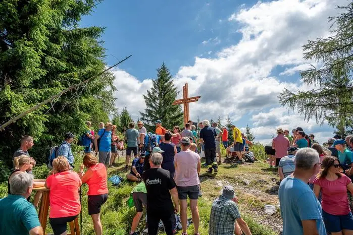 Ein Baum war umgestürzt, die Hälfte des Holzkreuzes war abgebrochen. Anfang des Jahres stellte die Familie Maier als Grundbesitzer ein neues auf, jenes wurde nun feierlich gesegnet. 