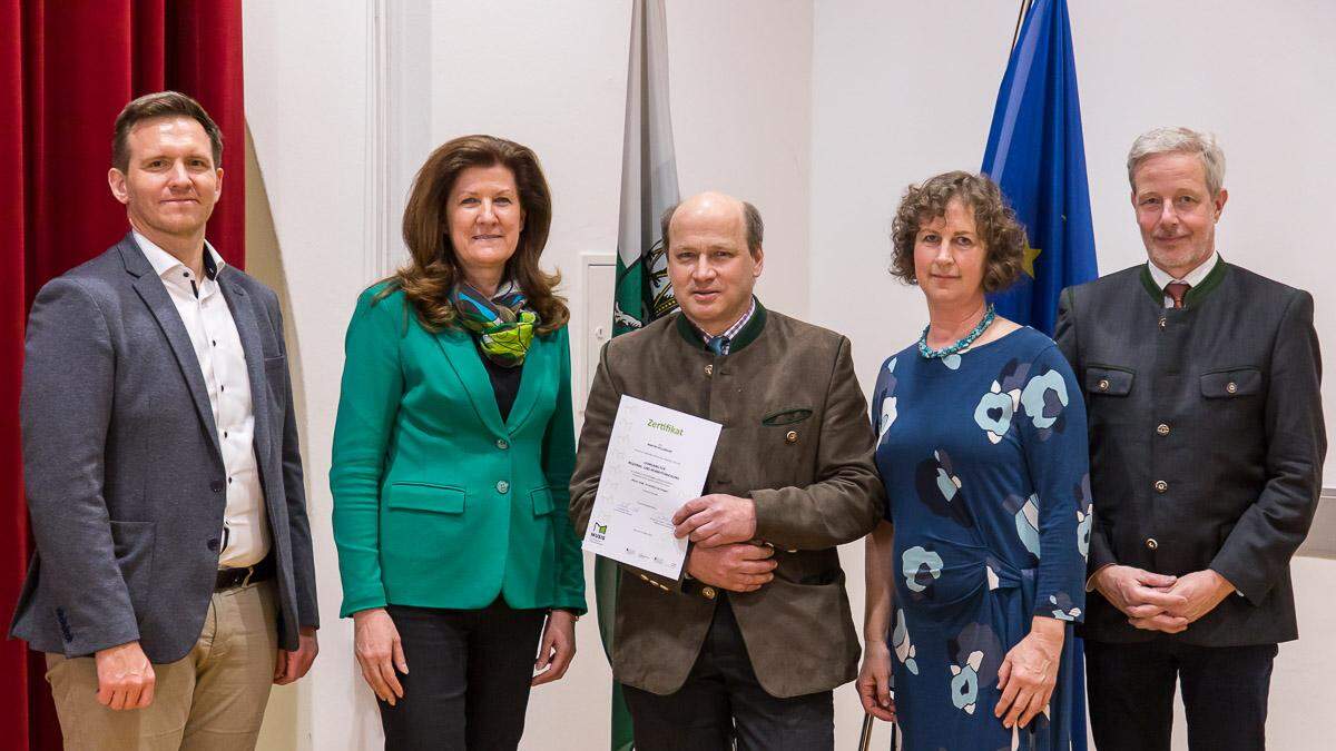 Martin Pöllabauer (Mitte) bei der Zertifikatsverleihung mit Marko Mele (Joanneum), der Landtagsabgeordneten Barbara Riener, Evelyn Kaindl-Ranzinger (Musis) und Peter Obersteiner (Landesarchiv)