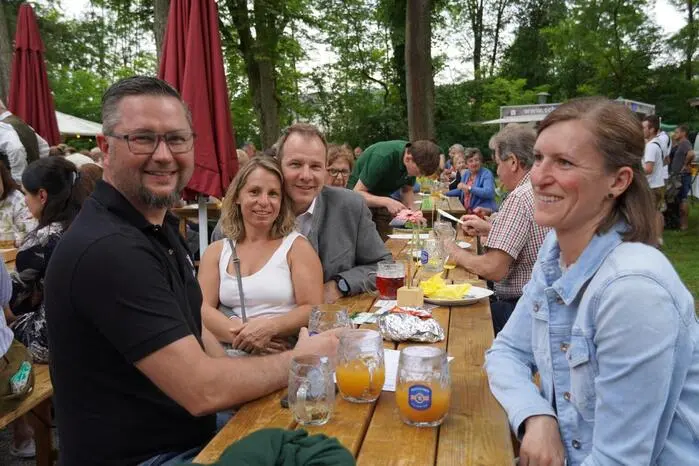 Genau dieses Ziel ist beim diesjährigen Frühschoppen einmal mehr erreicht worden, da die Veranstaltung erstmals im Park abgehalten wurde und nicht am bisherigen Standort dem Marktplatz: „Wir haben uns heuer bewusst für den Park entschieden, weil das Ambiente besonders gemütlich ist und außerdem einiges an Schatten zu bieten hat“, erklärte Leiterin Julia Unterberger. 