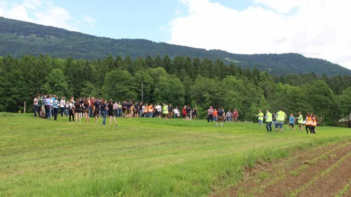 Eine große Wiese wurde für den Bewerb präpariert.
