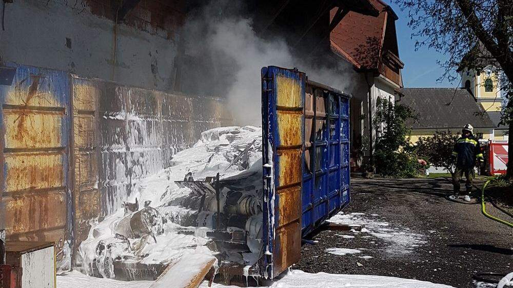 Dieser Container mit Abfall war in Weitendorf in Brand geraten