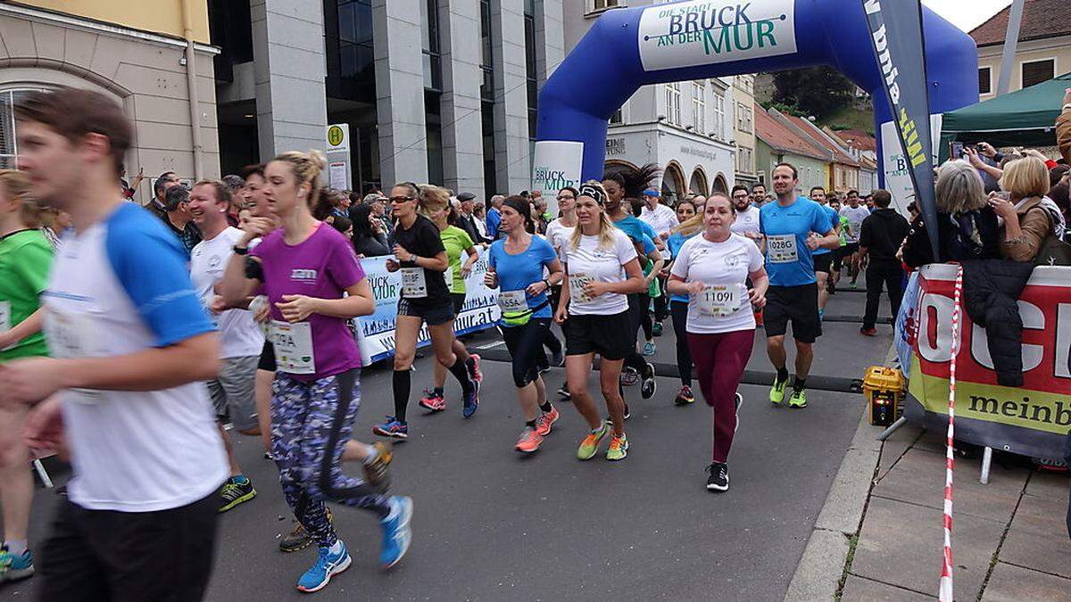 2700 Läuferinnen und Läufer werden heuer den Brucker Businesslauf in Angriff nehmen.