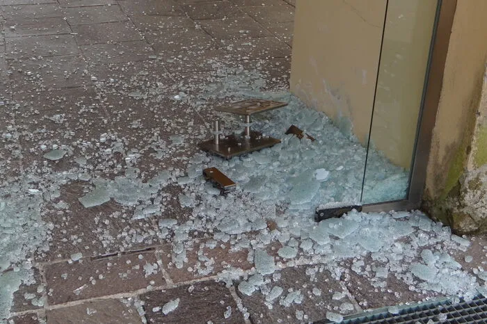 Auch die beiden Glasflügeltüren des Pfarramts zerschlug er.