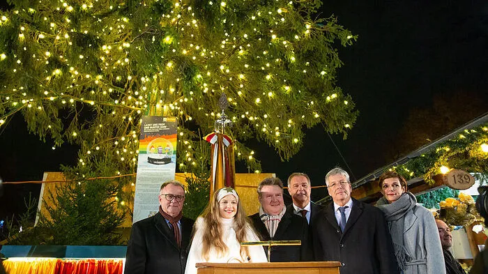 Die Ehrengäste vor dem Baum
