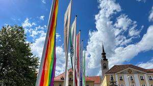 Ein Bild aus besseren Tagen: Anfang Juni hing die Pride-Flagge noch an ihrem Platz