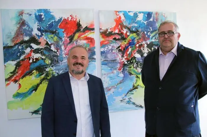 Bei der Vernissage am vergangenen Freitag sprach Franz Taucher über den Künstler und sein Werk, unter den Besuchern war auch der Leiter des Seelsorgeraumes Voitsberg, Pfarrer Martin Trummer. 