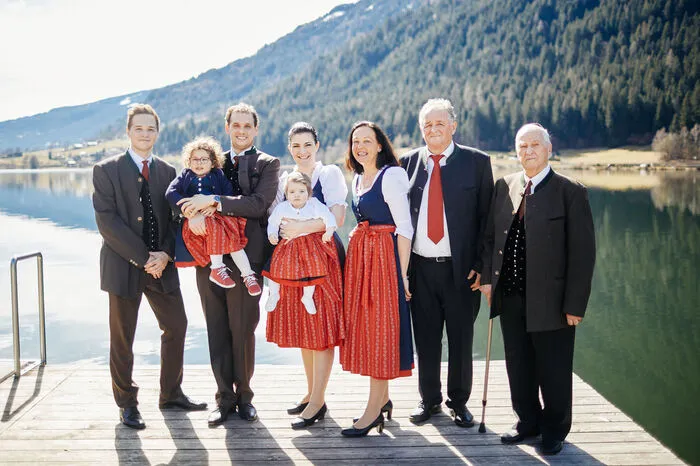 Tourismuspionier Siegfried Palle (2. von rechts) mit Gattin Erika, den Söhnen Thomas und Erland, Schwiegertochter Barbara, den Enkelkindern Helena und Aurelia sowie Vater Thomas