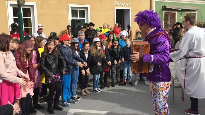 In Eibiswald trieben es am Faschingsdienstag vor dem Rathaus die Narren bunt!