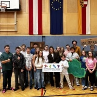 Willkommen in der neuen Mittelschule Weiz. Direktorin Carolin Staudacher (Mitte) mit einigen der Schülerinnen und Schüler (und Lehrer Ulrich Maier) bei „Fusionsfest“ am Freitag in der Sporthalle