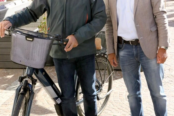 Übrigens: Beim Einkaufen von Back-, Teig- und Fleischwaren, Schnäpsen sowie diversen Kräutermischungen unter anderen gesichtet: Plastischer Chirurg Harald Moshammer, Alt-Bürgermeister Gerhard Mock (von links) sowie Musiker Peter Prammerdorfer. 