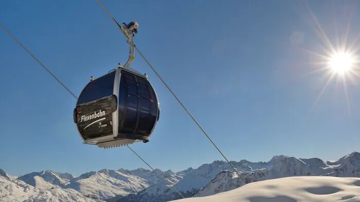 Flexenbahn, die beiden Trittkopfbahnen und die Albonabahn - allesamt sind im Skigebiet Arlberg brandneu. 55 Millionen Euro wurde in diese „fantastischen vier“ investiert, um aus dem Arlberg - dank der neuen Verbindung Stuben-Zürs (Flexenbahn) - das größte zusammenhängende Skigebiet Österreichs und eines der fünf größten weltweit zu machen.