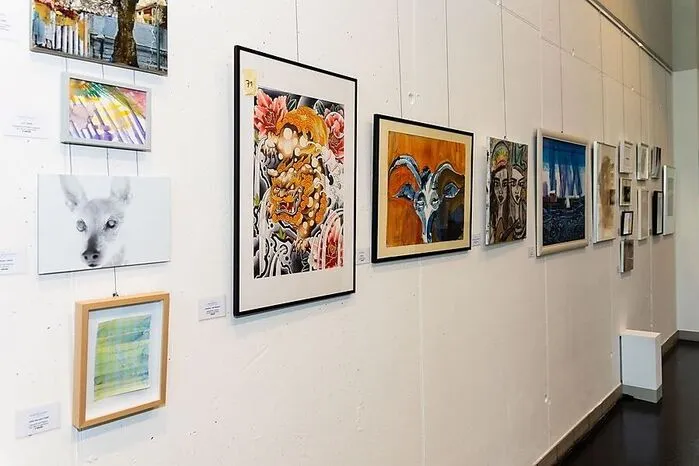 Auch online stehen die Werke zum Verkauf. Sie wurden von Günther Linshalm unentgeltlich für einen Ausstellungskatalog fotografiert.
