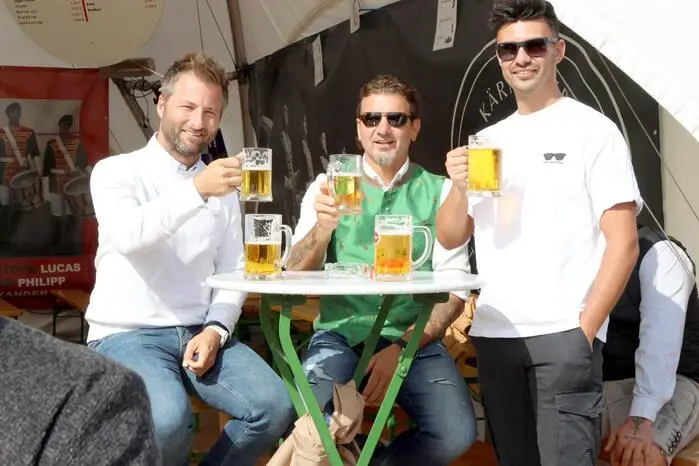 Übrigens: Bereits seit 22 Jahren sind die Trommler mit einem Stand am Wiesenmarktgelände vertreten. Ein Video gibt es auf Facebook Kleine Zeitung St. Veit/Feldkirchen zu sehen! Klicken Sie sich durch die Fotogalerie!