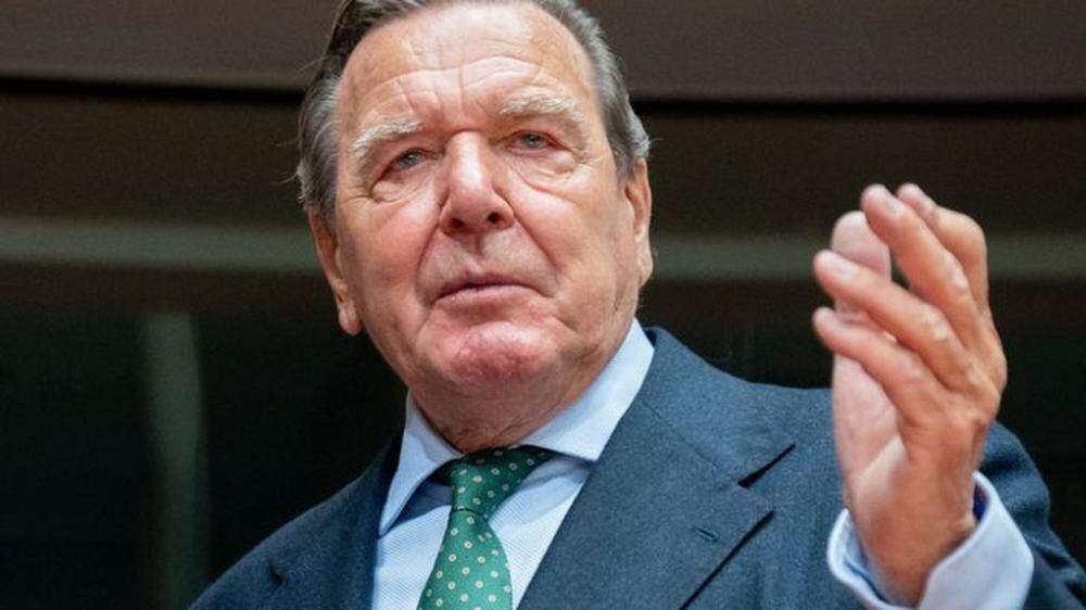 Gerhard Schröder verklagt den Bundestag auf Wiederherstellung seiner im Mai entzogenen Sonderrechte.