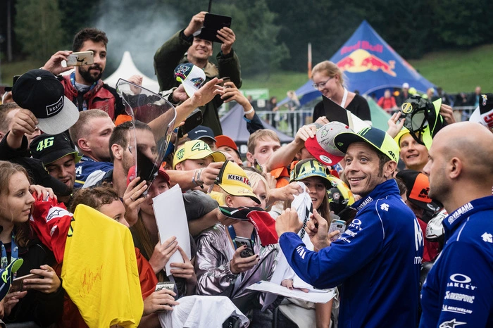 „Il Dottore“ Valentino Rossi (Foto) und Teamkollege Maverick Vinales (Spanien) waren sich einig: „Es sind immer so viele Besucher hier in Österreich und die Stimmung ist einmalig. Wir kommen wirklich gerne hier her!“