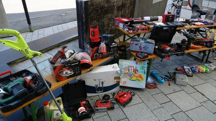 Beim zweiten Flohmarkt am Zeltweger Platzl konnten die Besucherinnen und Besucher bei verschiedenen Ständen fündig werden.