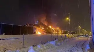 Mehrere Waggons gingen nach der Kollision der beiden Güterzüge in Flammen auf
