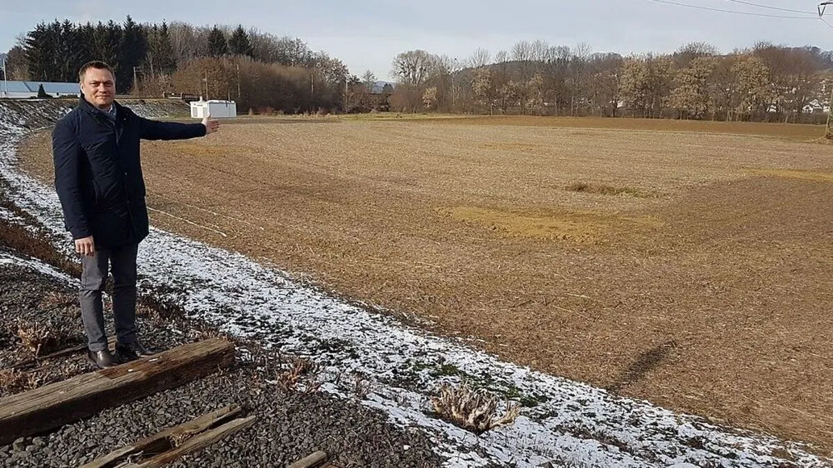 AWV-Obmann Manfred Reisenhofer zeigt das Areal in der Feldbacher Europastraße für den Ressourcenpark